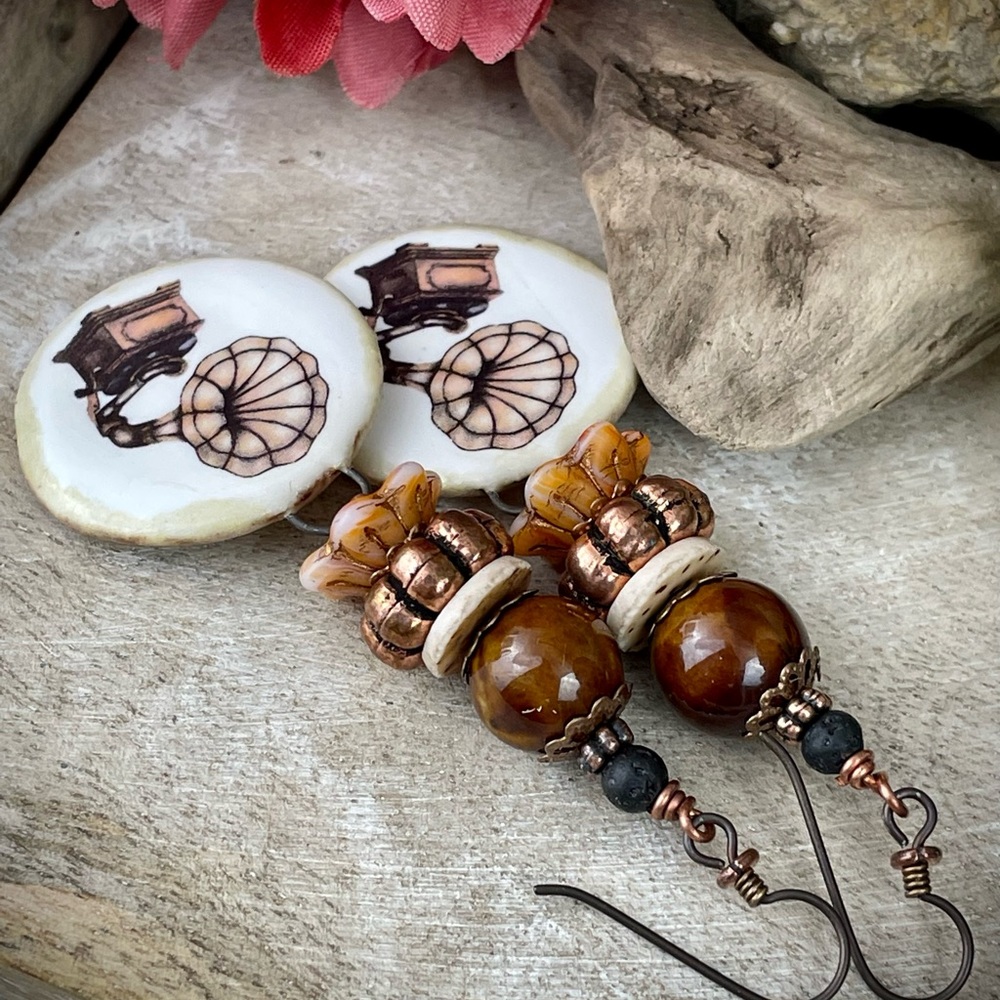 Musical ceramic charm earrings, vintage gramophone earrings, phonograph earrings - Picture 3 of 6